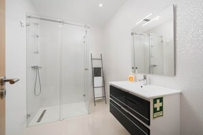 Shower, hair dryer, bidet, towels - CourtView Modern Lagos Apartment (Lagos)