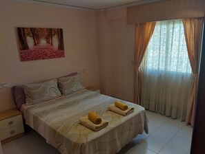 2 chambres, fer et planche à repasser, draps fournis