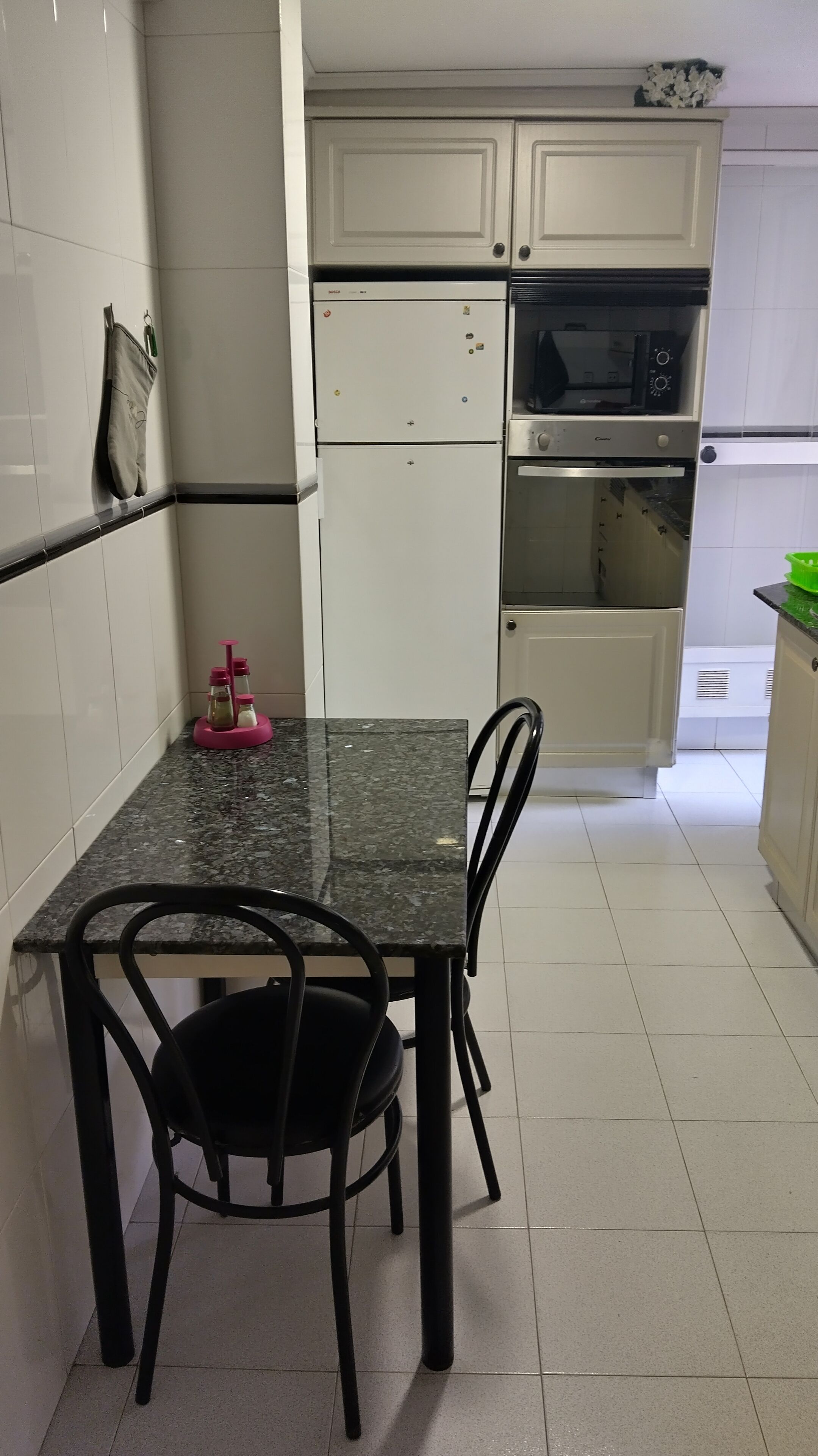 Frigorífico, microondas, horno y cafetera o tetera