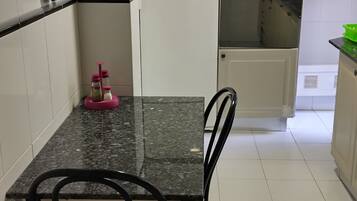 Een koelkast, een magnetron, een oven, een koffiezetapparaat/waterkoker