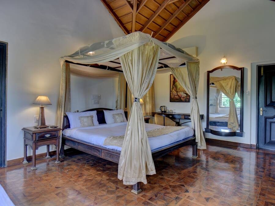 Luxury Bungalow | Desk, laptop workspace, free WiFi