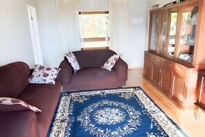 Casa, vista al jard�ín | Interior