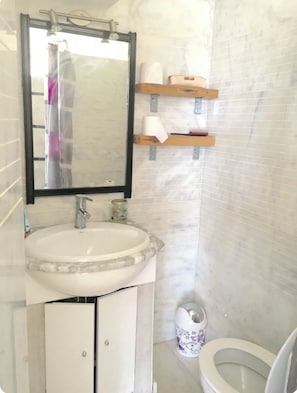 Sèche-cheveux, serviettes fournies, savon, papier toilette