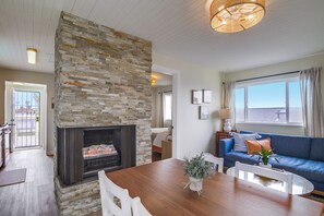 Smart TV, fireplace