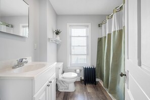 Hårføner, håndklær, såpe og toalettpapir