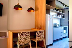 Private kitchen - Charming 1-bedroom apartment steps to the Beach Jaguaruna with AC (Jaguaruna)