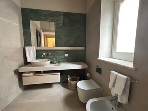 Douche, séchoir à cheveux, bidet, serviettes fournies
