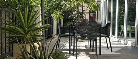 屋外ダイニングエリア