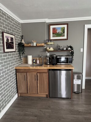 Kjøleskap, mikrobølgeovn, kaffetrakter/tekoker og vannkoker