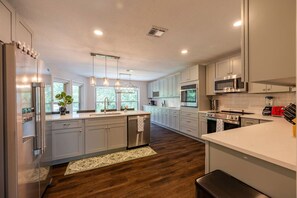 Jääkaappi, mikroaaltouuni, uuni, liesi