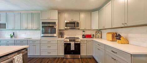 Kjøleskap, mikrobølgeovn, ovn og kokeplater