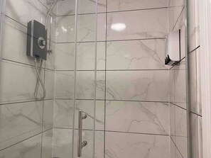 Bathroom - Bright & Cosy Retreat in Swansea (Manselton)