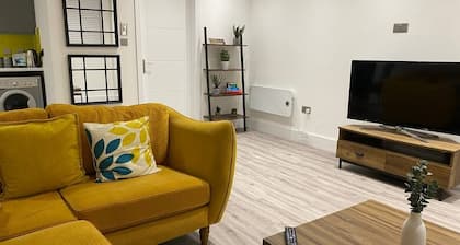 Bright & Cosy Retreat in Swansea