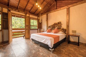 Luxury-Ferienhütte, Flussblick | Minibar, Zimmersafe, individuell dekoriert, individuell eingerichtet