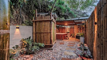 Couples treatment rooms, hot tub, hydrotherapy, hot stone massages