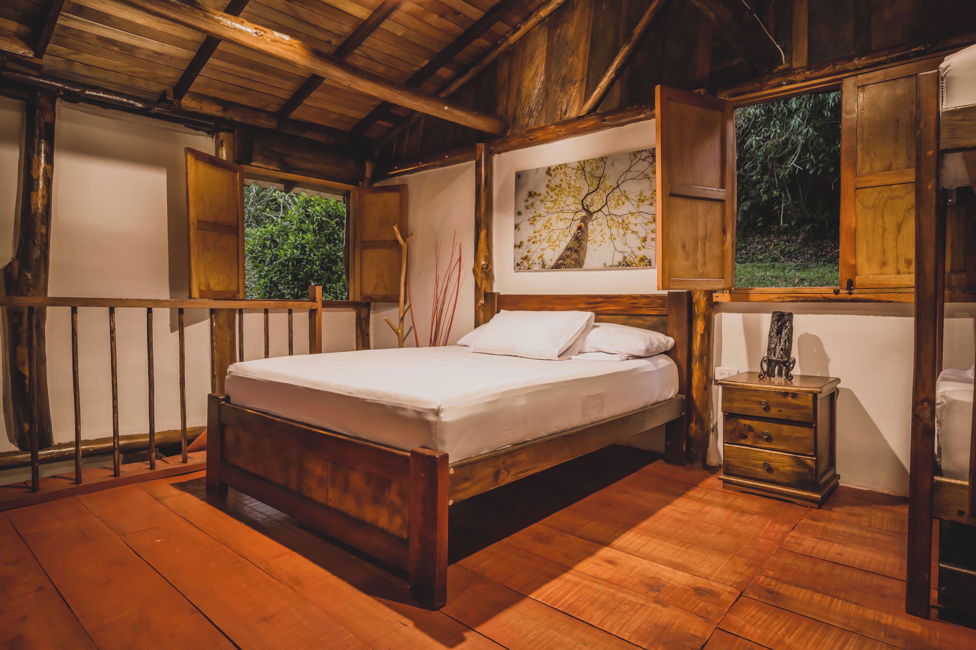 Minibar, caja de seguridad en la habitación y decoración personalizada 