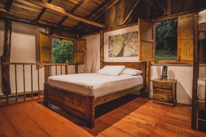 Cabaña junior, patio, vista a la montaña | Minibar, caja de seguridad en la habitación y decoración personalizada 