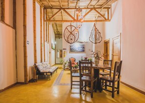 Departamento familiar, balcón, vista al jardín | Área de sala de estar | Piso con calefacción 