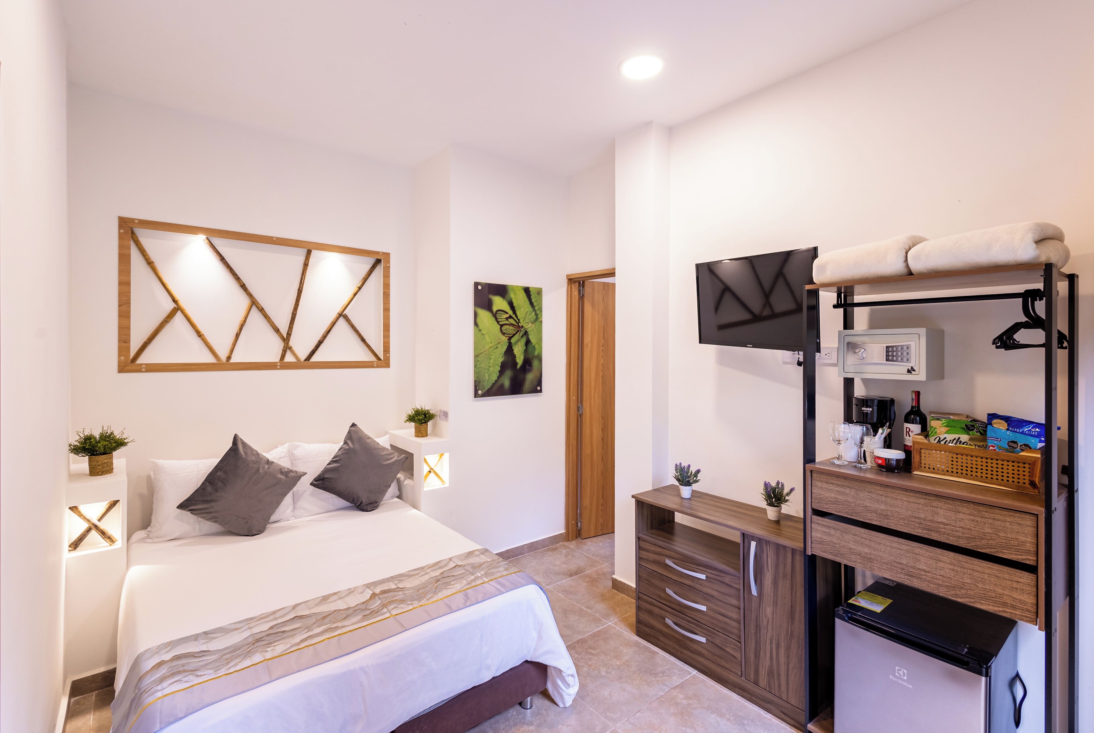 Comfort Room, Garden View | Minibar, in-room safe, individually decorated, individually furnished