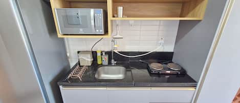 Basic Apartment | Private kitchen | Fridge, microwave, stovetop, cookware/dishes/utensils