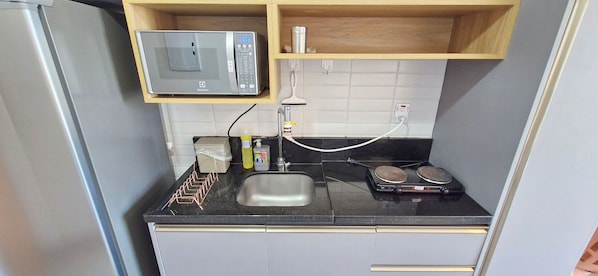 Basic Apartment | Dapur peribadi | Peti sejuk, ketuhar gelombang mikro, dapur