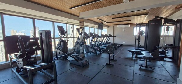 A gym with treadmills, weight machines, and free weights. - COBAR0142 - Edifício ZN Barra (Salvador)