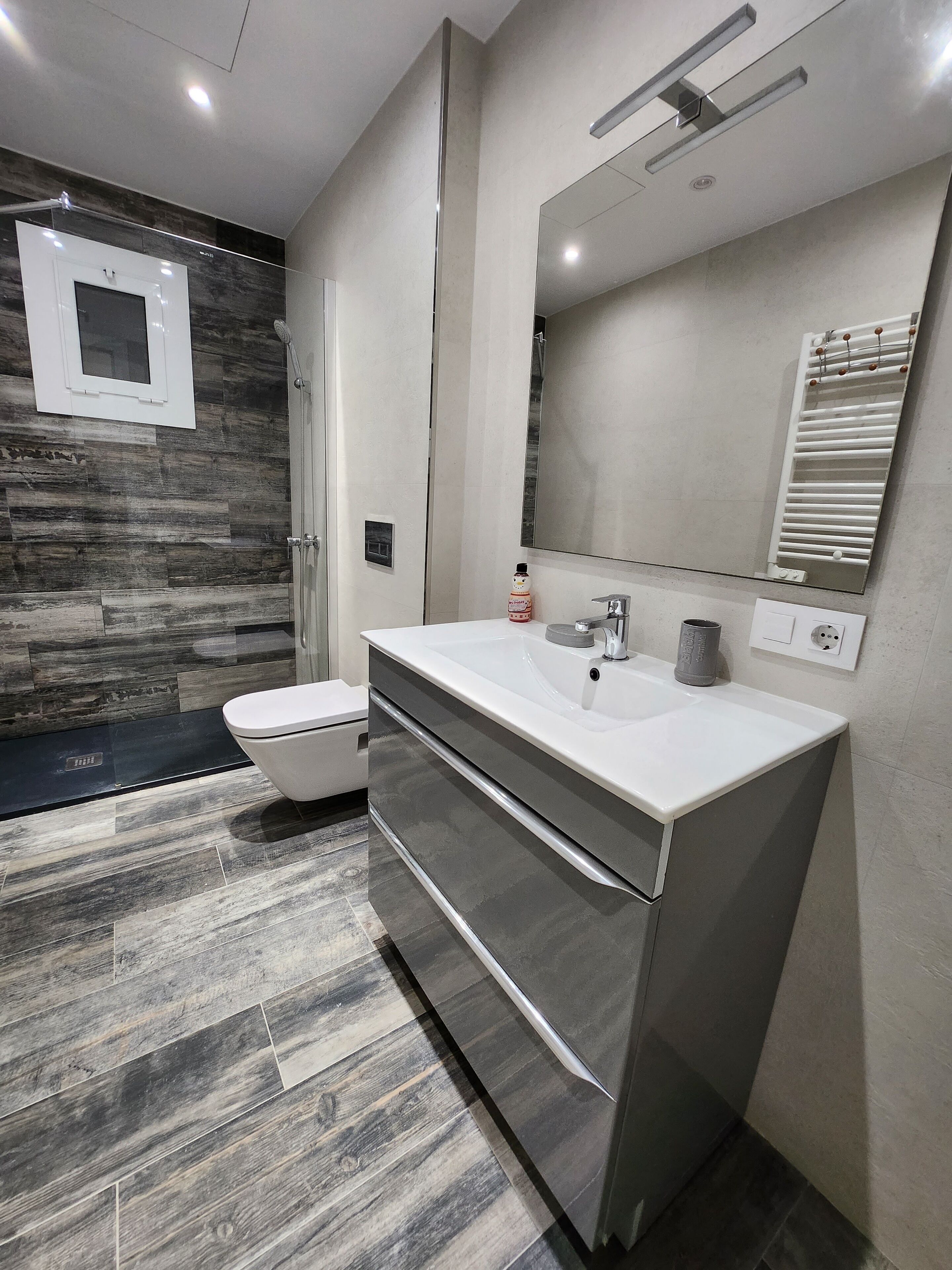 Douche, sèche-cheveux, serviettes fournies, savon