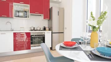 Frigorifero, microonde, forno, piano cottura