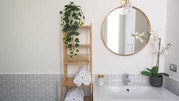 Dusche, Haartrockner, Bidet, HandtĂŒcher