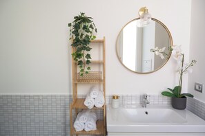 Suihku, hiustenkuivaaja, bidee, pyyhkeet