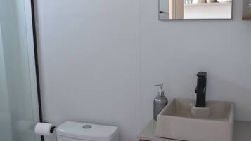 Chuveiro, secador de cabelo, toalhas de banho, sabonete