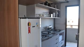 Frigorífico, microondas, horno y placa de cocina