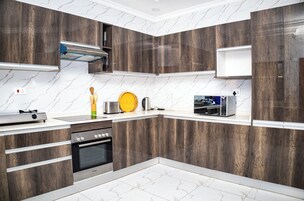 Apartamento estándar, 3 habitaciones, no fumadores, patio | Instalaciones de cocina compartidas