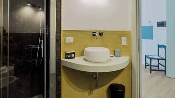 Douche, articles de toilette gratuits, sĂšche-cheveux