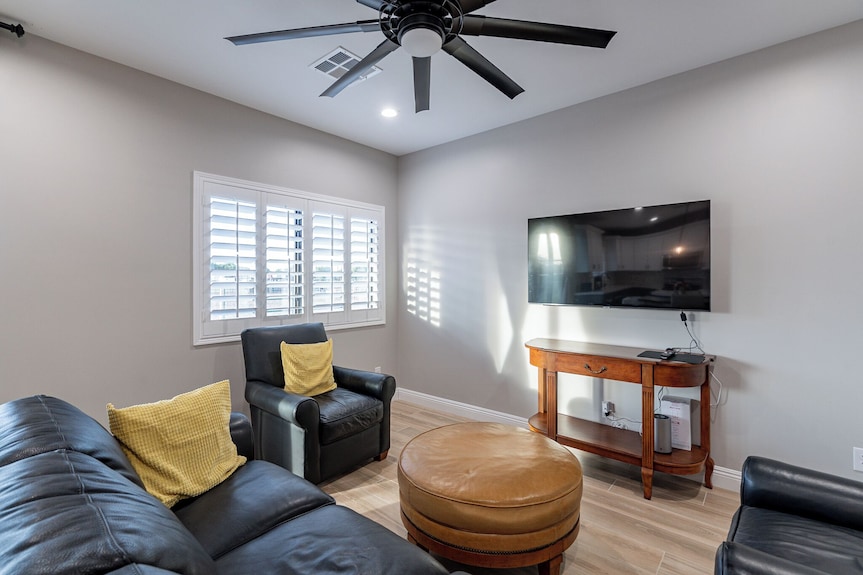 Az Go Rentals: 2022 Built, 3bd/2ba, 2car Garage And Pickleball Court! Detached! - Gilbert, AZ