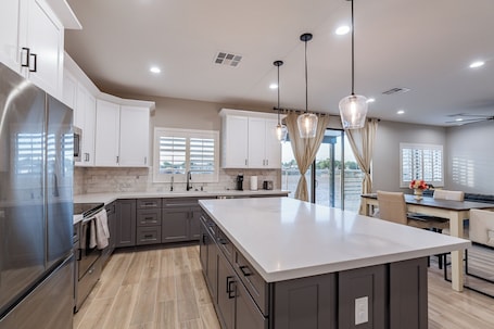 Fridge, microwave, oven, stovetop. AZ GO Rentals: 2022 built, 3bd/2ba, 2car garage and PICKLEBALL COURT! DETACHED!