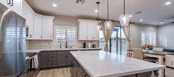 AZ GO Rentals: 2022 built, 3bd/2ba, 2car garage and PICKLEBALL COURT! DETACHED!