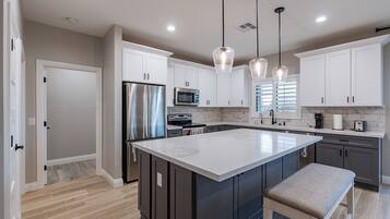 Réfrigérateur, four à micro-ondes, un four, surface de cuisson