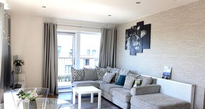 2 Bed Penthouse near Romford Station with Free Parking