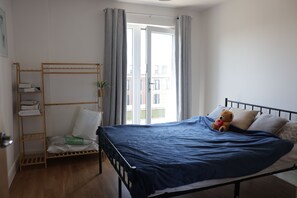 Tabla de planchar con plancha, acceso a internet y ropa de cama