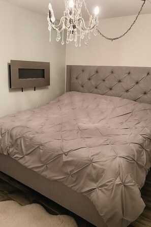 1 bedroom, Internet, bed sheets - Newly renovated one bedroom apartment home away from home next to Bower mall. (Red Deer)