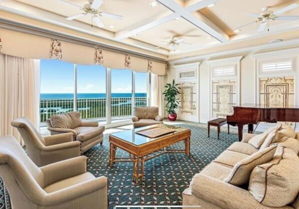 Smart-TV, bøker, stereoanlegg og printere