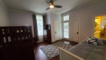 3 slaapkamers, een bureau, een strijkplank/strijkijzer, gratis wifi