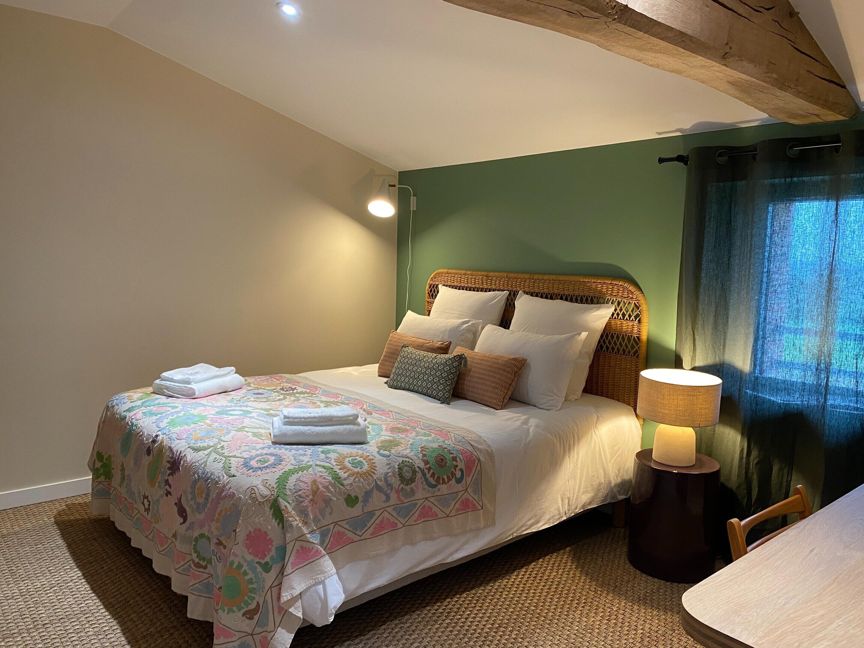 6 bedrooms, individually furnished