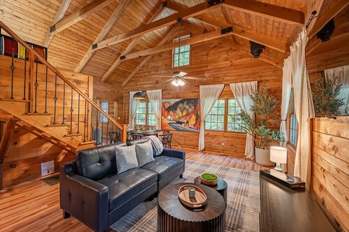 Log Cabin w/Hot Tub, Game Room-10 min to NRG