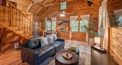 Log Cabin w/Hot Tub, Game Room-10 min to NRG