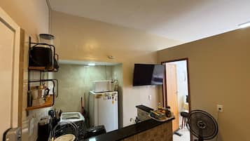 Réfrigérateur, micro-ondes, plaque de cuisson, cafetière/bouilloire