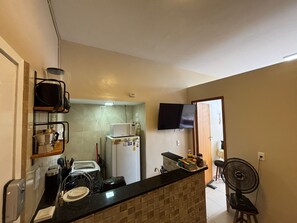 Geladeira, micro-ondas, cooktop, cafeteira/chaleira