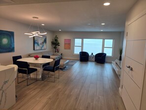 Living area - Stunning 7th Floor Gulf-Front Corner Condo with Panoramic Views Redington Shores (Redington Shores)