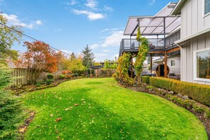 Property grounds - 9 Bedroom, Hot Tub, Sauna, Patios, Golf, Game Room, Professionally Designed Home (Vancouver)